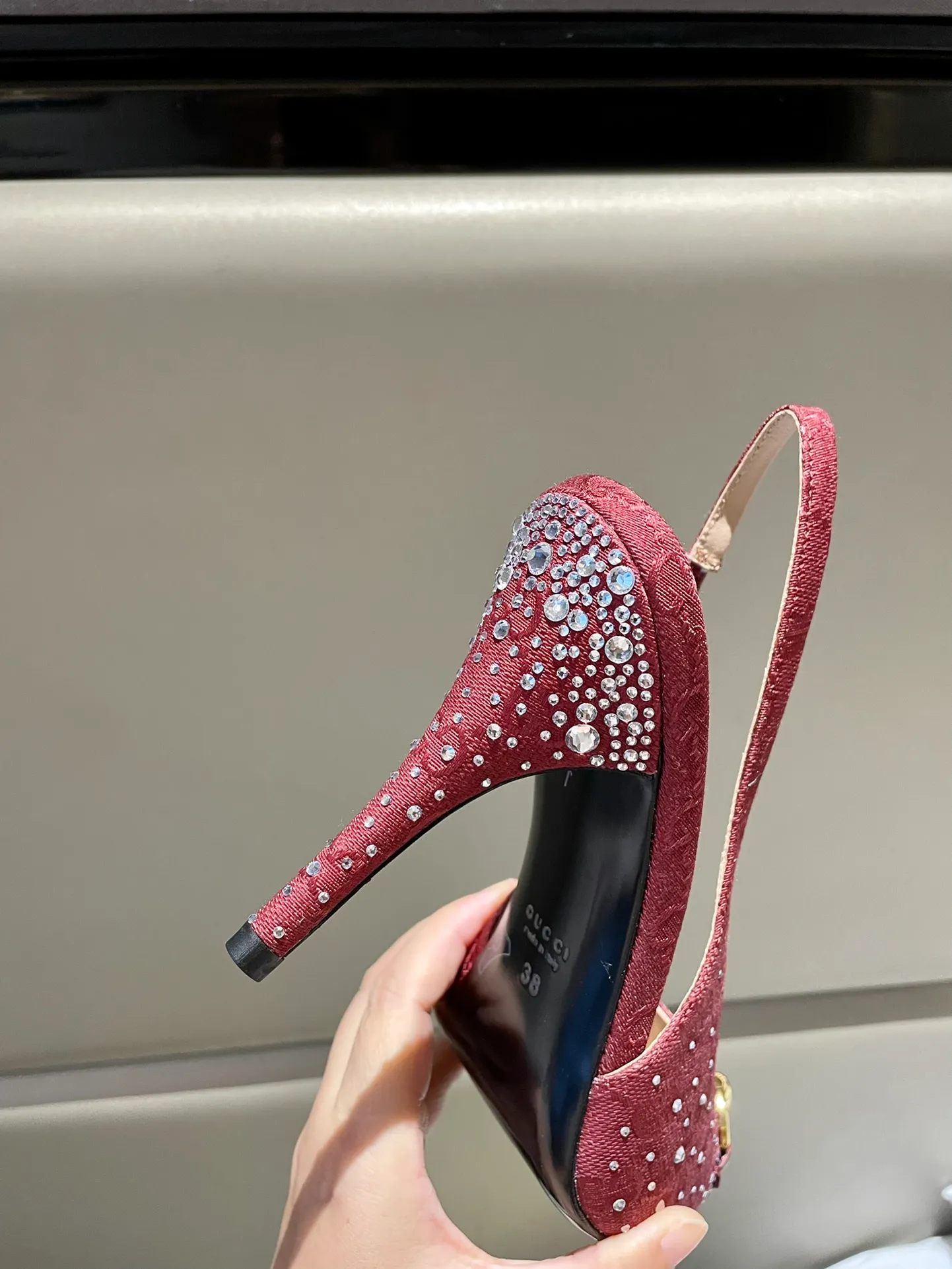 👟👟Ex-factory price 580👟👟 2024 G family’s new GUcc𝐢 horsebit pump sandals with pointed toes, elastic straps and kitten heels complement each other to create a comfortable and fitting design, and the back-lace pumps are the essence of design. Hot-drilling process Upper: Imported high-grade G G canvas Lining/foot pads: Full-grain high-grade lambskin Sole: Italian top-grade genuine leather sole Heel height: 10.5cm Fitting size: 35-42 (40/41/42 custom-made, non-refundable)